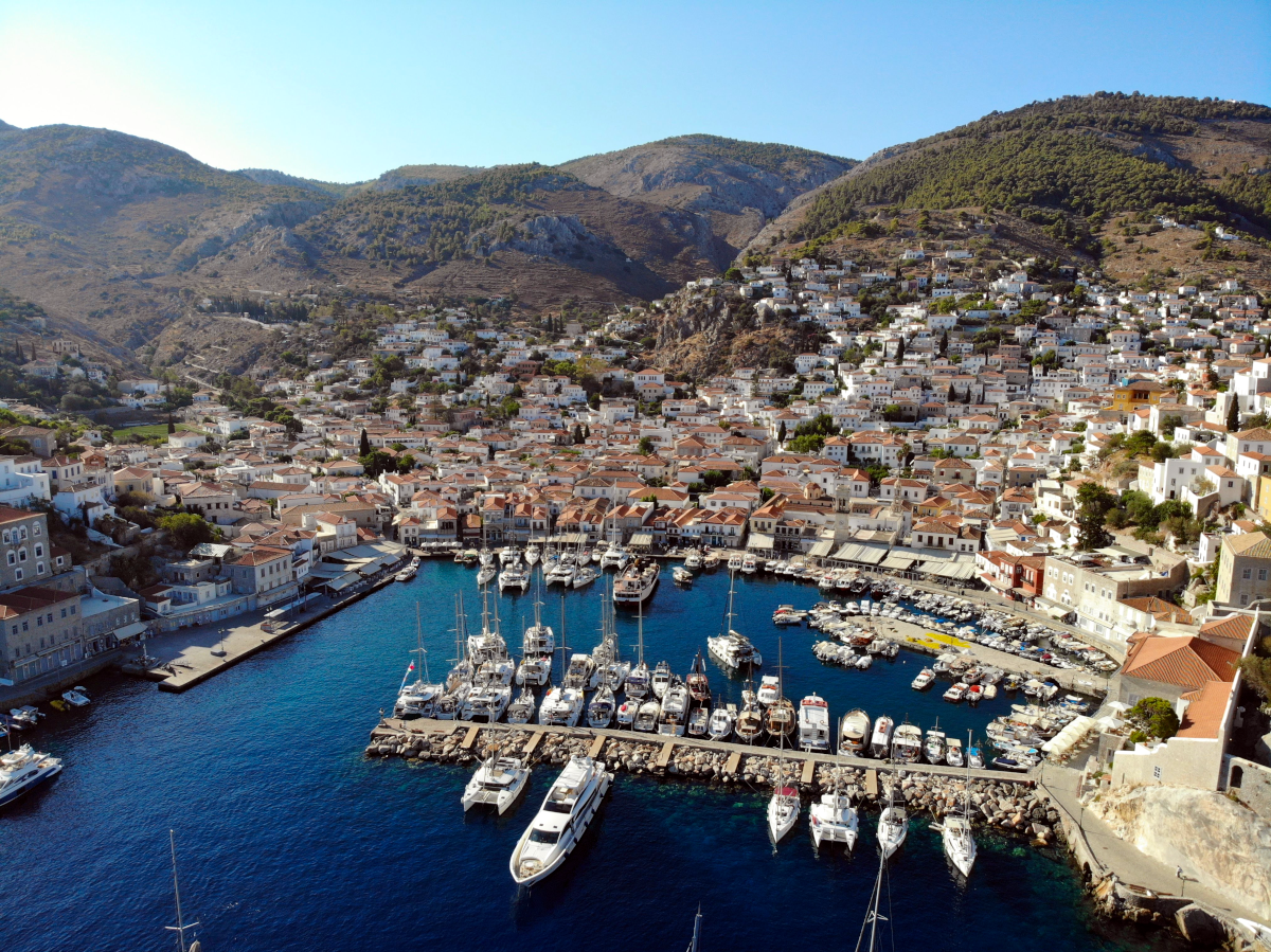 Hydra on suosittu kohde tällä purjehdusalueella - Kevään 2023 purjehdukset ja kurssit Kreikassa